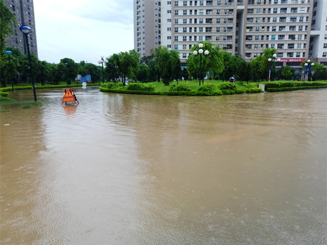 Hà Nội: Nhiều chung cư, khu đô thị bị cô lập vì nước ngập lớn  - Ảnh 5.