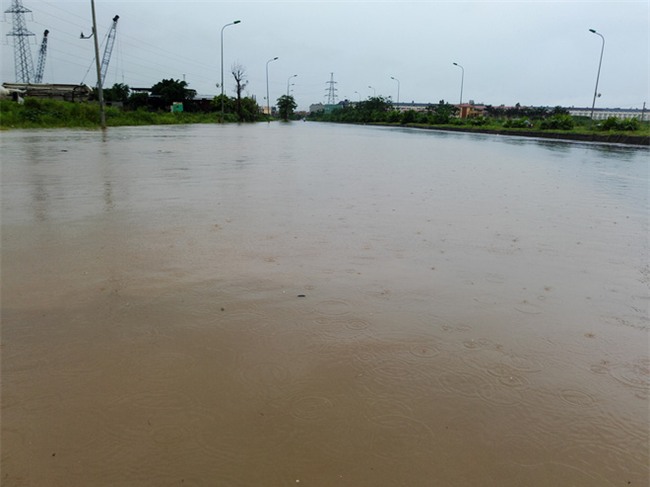 Hà Nội: Nhiều chung cư, khu đô thị bị cô lập vì nước ngập lớn  - Ảnh 7.