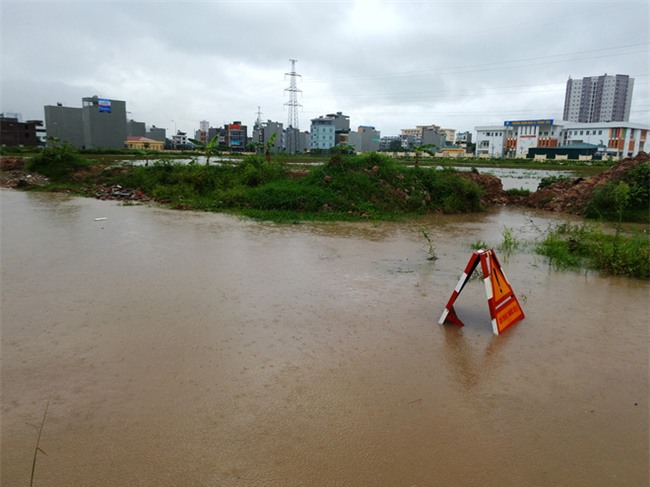 Hà Nội: Nhiều chung cư, khu đô thị bị cô lập vì nước ngập lớn  - Ảnh 8.