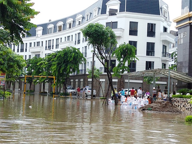 Hà Nội: Nhiều chung cư, khu đô thị bị cô lập vì nước ngập lớn  - Ảnh 9.