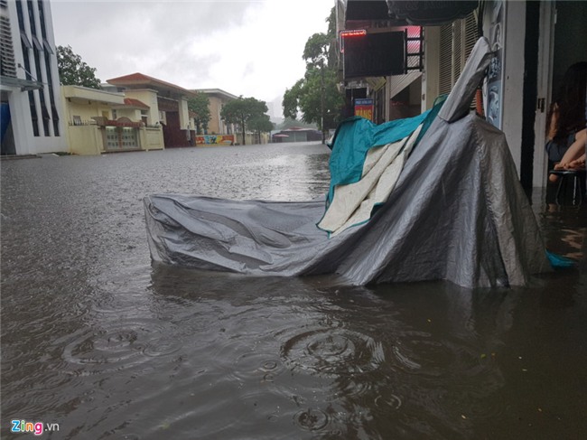 Nhip song dao lon sau tran mua bao gay ngap duong pho hinh anh 9