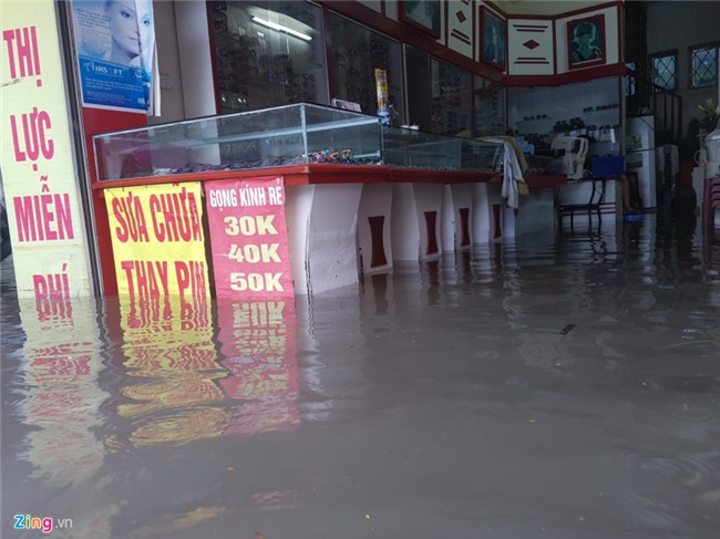 Nhip song dao lon sau tran mua bao gay ngap duong pho hinh anh 10