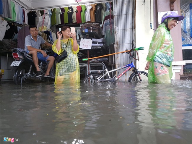 Nhip song dao lon sau tran mua bao gay ngap duong pho hinh anh 11