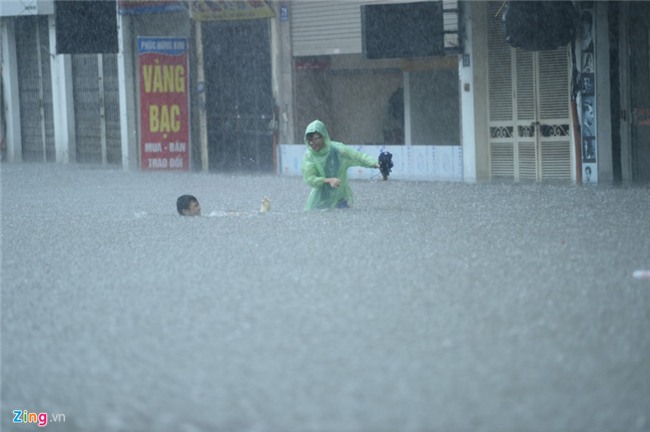 Nhip song dao lon sau tran mua bao gay ngap duong pho hinh anh 14