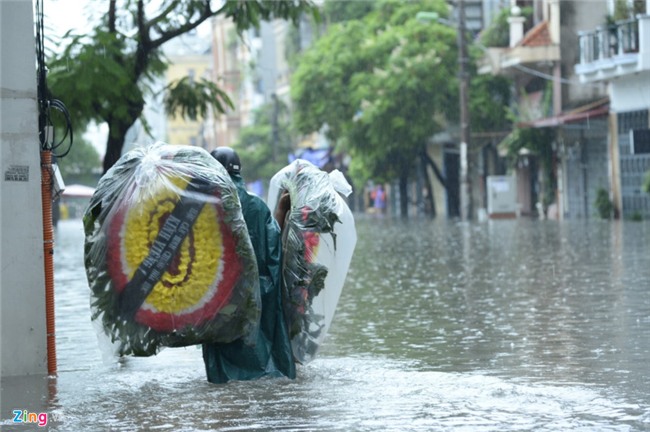 Nhip song dao lon sau tran mua bao gay ngap duong pho hinh anh 15