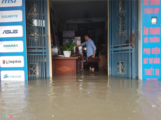 Nhip song dao lon sau tran mua bao gay ngap duong pho hinh anh 16