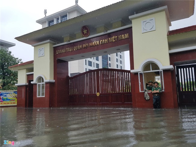 Nhip song dao lon sau tran mua bao gay ngap duong pho hinh anh 2