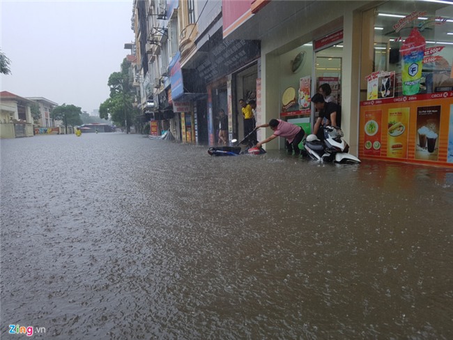 Nhip song dao lon sau tran mua bao gay ngap duong pho hinh anh 3