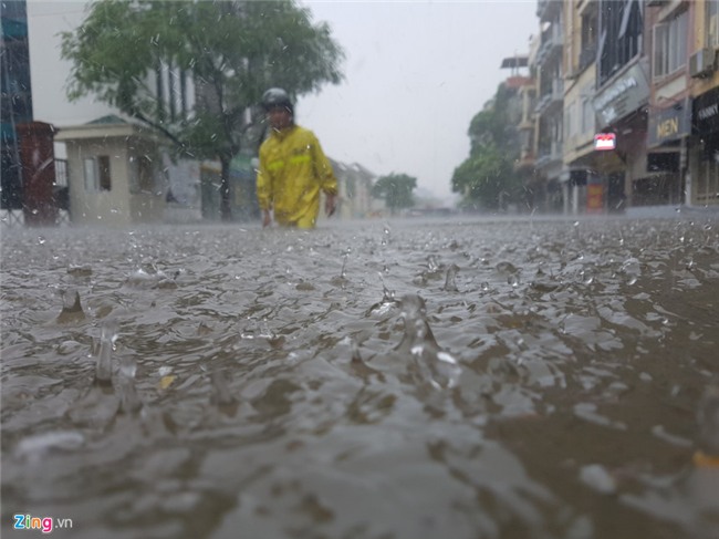 Nhip song dao lon sau tran mua bao gay ngap duong pho hinh anh 4