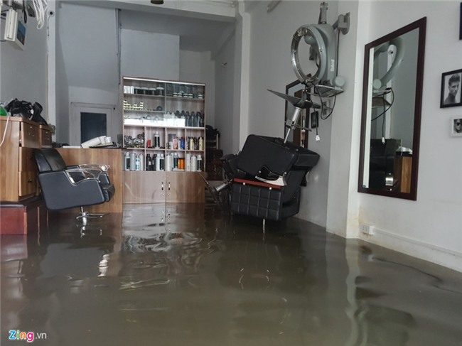 Nhip song dao lon sau tran mua bao gay ngap duong pho hinh anh 8