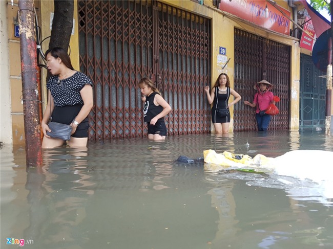 Nhip song dao lon sau tran mua bao gay ngap duong pho hinh anh 19