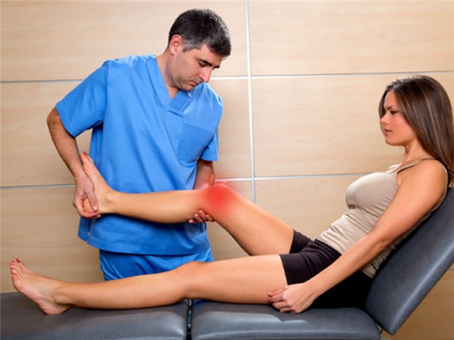 Xương dễ gãy: Khi xương trở nên yếu, thậm chí với sự va chạm nhẹ bạn cũng sẽ có thể bị gãy xương thì đây chính là dấu hiệu cho thấy cơ thể thiếu vitamin D.