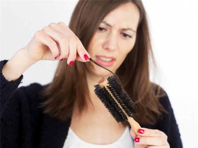 Rụng tóc: Stress có thể làm rụng tóc. Nhưng ngoài ra điều này, chế độ ăn uống của bạn cũng đóng một vai trò đáng kể. Thiếu một số chất dinh dưỡng nhất định trong cơ thể, đặc biệt là vitamin D sẽ dẫn đến rụng tóc ở phụ nữ.