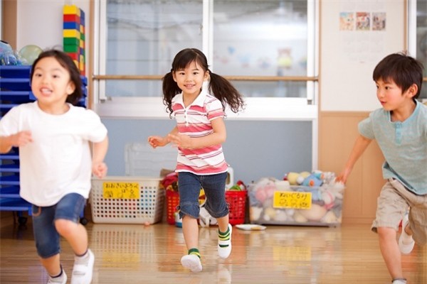 Cách xử lý con chậm chạp, lề mề mà không tốn công giục giã được các mẹ tâm đắc - Ảnh 2.