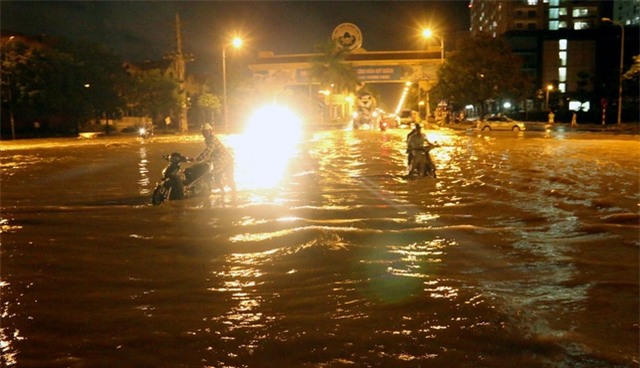 Lối rẽ từ Đại lộ Thăng Long vào Thiên đường Bảo Sơn không khác gì một hồ nước mênh mông.