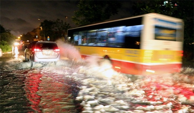 Những chiếc xe buýt luôn thành hung thần tạo sóng.