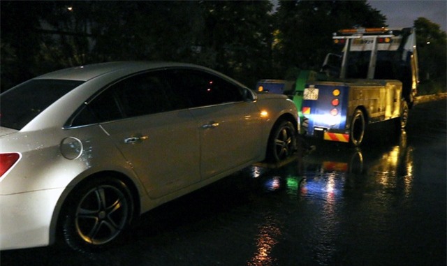 Nhiều ô tô cũng trở thành nạn nhân của mưa ngập.