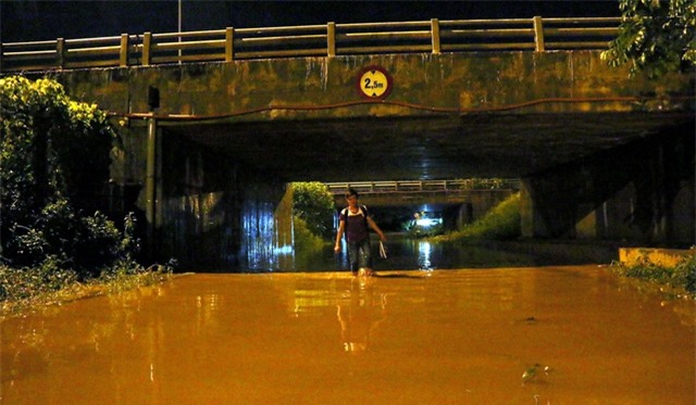 Người đi bộ dò dẫm qua sông.