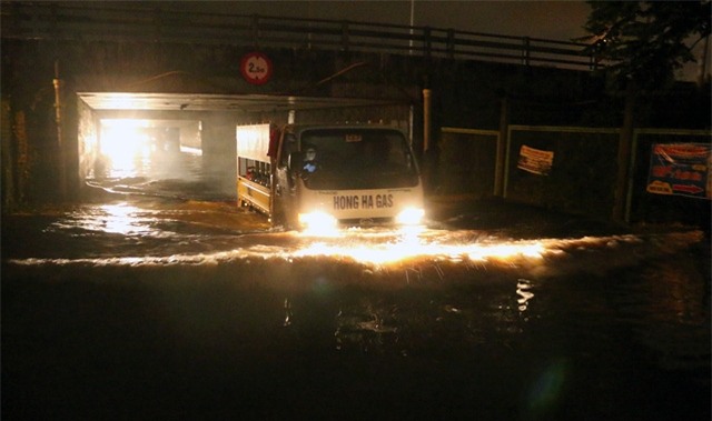 Chiếc xe tải chở gas dũng mãnh lao qua hầm chui ngập nước, song đến cuối hầm, chiếc xe này cũng bị khựng lại, chết máy.