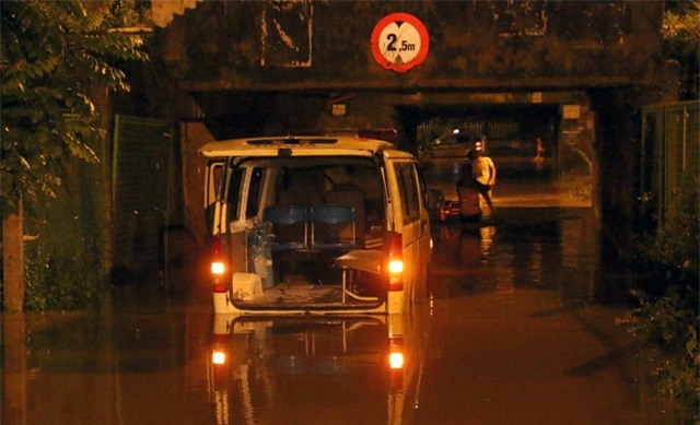 Một chiếc xe cứu thương chở người đi cấp cứu bị chết máy, mắc kẹt giữa hầm chui. Tài xế phải dùng cáng chuyển bệnh nhân lên xe taxi phía bên kia hầm để tiếp tục di chuyển.