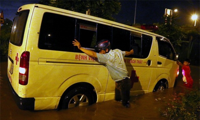Người dân chung tay giải cứu chiếc xe cấp cứu.