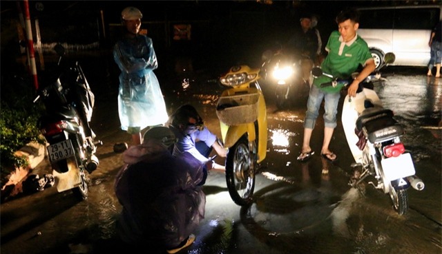 Xe máy chết máy hàng loạt. Dịch vụ sửa xe được ngày bội thu