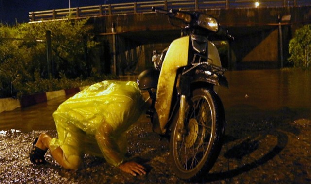 Nỗ lực cứu xe.