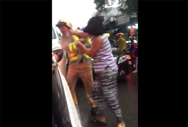 Nguoi phu nu nam co ao, lon tieng voi CSGT o Sai Gon hinh anh 1