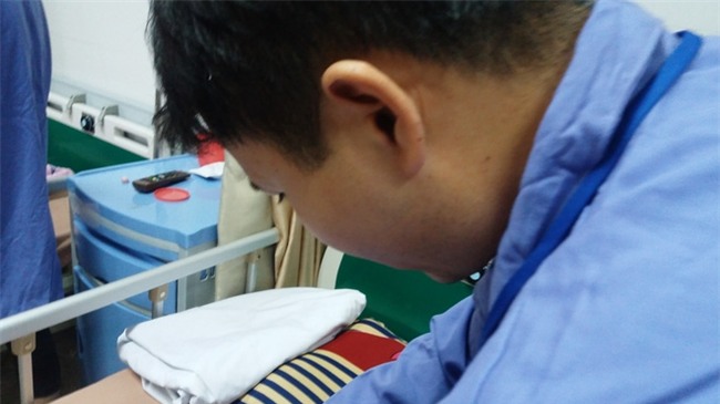 Cha mẹ các bé trai bị sùi mào gà vì đi cắt bao quy đầu: Chủ phòng khám chỉ dùng 1 chiếc kéo duy nhất - Ảnh 2.