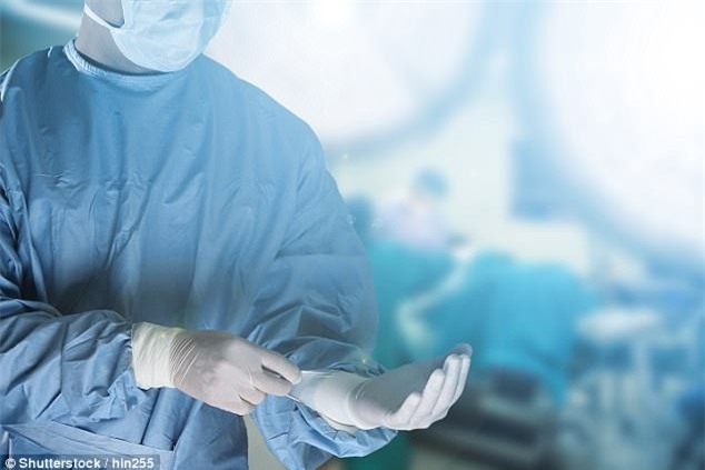 Nghiên cứu gây sốc: Để ngăn ngừa nhiễm trùng, bác sĩ nên... khỏa thân khi phẫu thuật cho bệnh nhân - Ảnh 2.