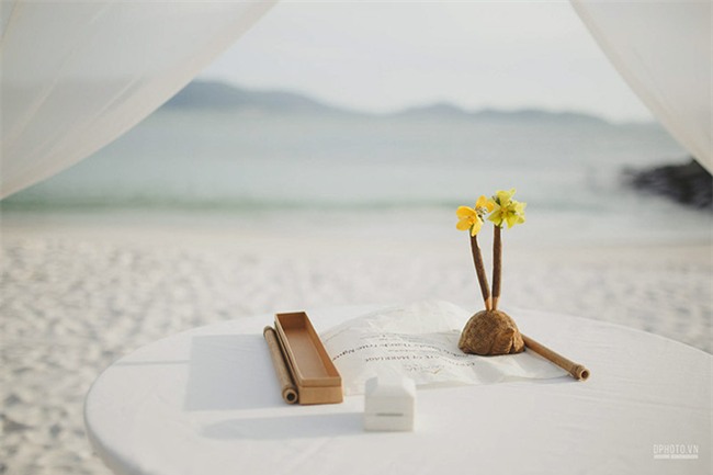 Lễ cưới chỉ 30 khách bên bờ biển của cô dâu Việt kiều được tạp chí châu Á hết lời khen ngợi - Ảnh 15.