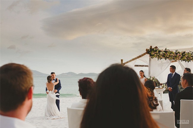 Lễ cưới chỉ 30 khách bên bờ biển của cô dâu Việt kiều được tạp chí châu Á hết lời khen ngợi - Ảnh 18.