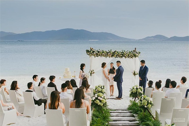 Lễ cưới chỉ 30 khách bên bờ biển của cô dâu Việt kiều được tạp chí châu Á hết lời khen ngợi - Ảnh 3.