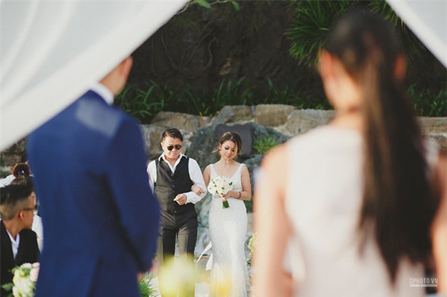 Lễ cưới chỉ 30 khách bên bờ biển của cô dâu Việt kiều được tạp chí châu Á hết lời khen ngợi - Ảnh 7.