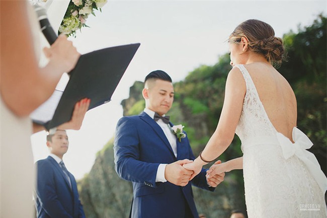 Lễ cưới chỉ 30 khách bên bờ biển của cô dâu Việt kiều được tạp chí châu Á hết lời khen ngợi - Ảnh 9.