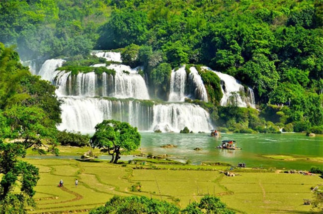 Nếu bạn yêu thích sự hoang sơ và đầy mê hoặc của thiên nhiên, thác Bản Giốc sẽ là điểm đến không thể bỏ qua. Những cơn thác nước hoành tráng, màu sắc thiên nhiên đầy sức sống sẽ khiến bạn có những trải nghiệm kỳ thú về đất nước Việt Nam.