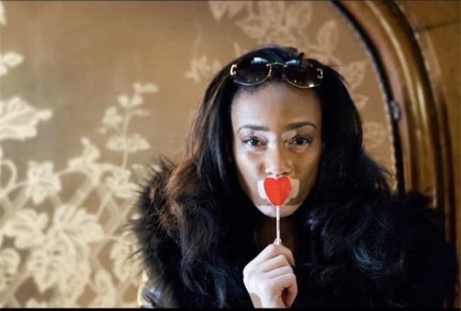 Sau gần 1 thập kỷ giấu mặt sau lớp trang điểm, cô gái lau mặt đi trong sự ngỡ ngàng của mọi người - Ảnh 3.