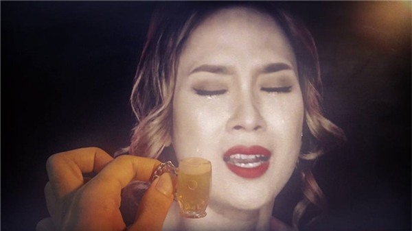 Có người còn dùng ly bia để chụp ảnh cùng Mỹ Tâm. Người này như đang rủ rê Mỹ Tâm