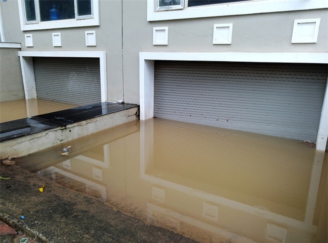 Hà Nội: Sau 1 ngày mưa bão, hàng chục căn biệt thự tại Thiên đường Bảo Sơn vẫn ngập chìm trong nước - Ảnh 1.