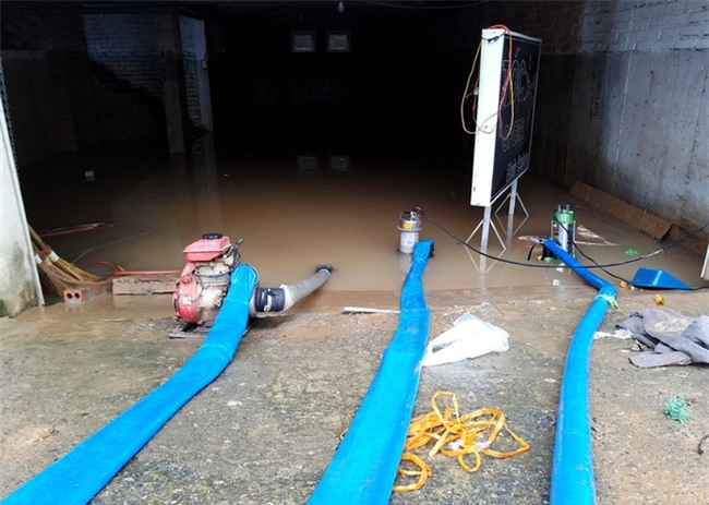 Hà Nội: Sau 1 ngày mưa bão, hàng chục căn biệt thự tại Thiên đường Bảo Sơn vẫn ngập chìm trong nước - Ảnh 8.