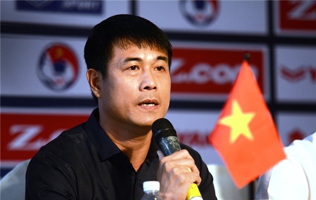 HLV Hữu Thắng muốn giải tỏa áp lực cho Công Phượng.