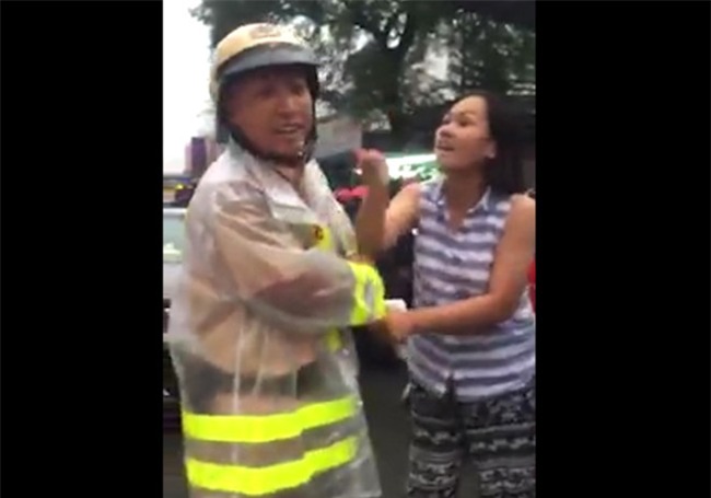 Nguoi phu nu nam co ao CSGT giua duong o Sai Gon: Toi nong tinh hinh anh 1