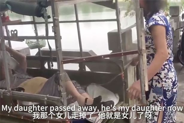 Con trai hiếu nghĩa đóng giả phụ nữ suốt 20 năm chăm mẹ ốm liệt giường vì lý do vô cùng cảm động - Ảnh 2.