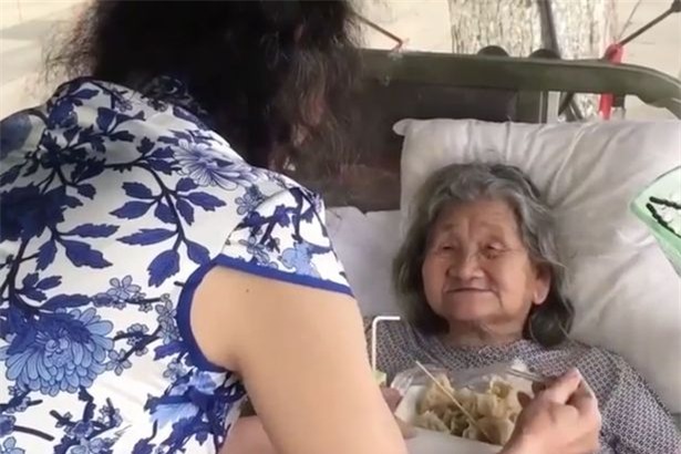 Con trai hiếu nghĩa đóng giả phụ nữ suốt 20 năm chăm mẹ ốm liệt giường vì lý do vô cùng cảm động - Ảnh 3.