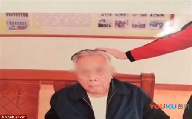 mai di lam kiem tien nuoi cha, nguoi con sung so mo camera thay hinh anh cam phan nay - 2