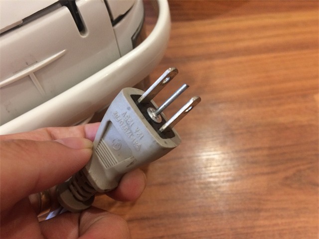 Chế thêm để tránh cắm nhầm điện