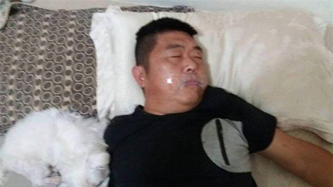 Vợ sốc nặng khi thấy miệng chồng dán băng keo nhưng sự thật phía sau đã khiến cô phải bật khóc - Ảnh 2.