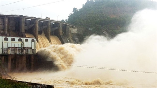 cuc nong: chieu nay 18.7, thuy dien hoa binh phai xa lu khan cap hinh anh 4