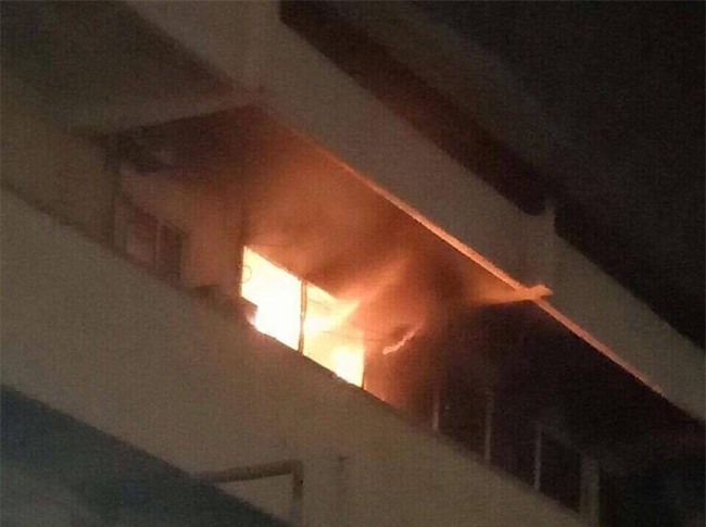 Khoa khám bệnh ở Bệnh viện Bạch Mai bất ngờ bốc cháy trong đêm - Ảnh 2.