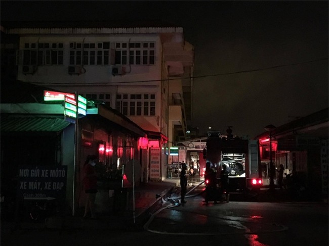 Khoa khám bệnh ở Bệnh viện Bạch Mai bất ngờ bốc cháy trong đêm - Ảnh 3.